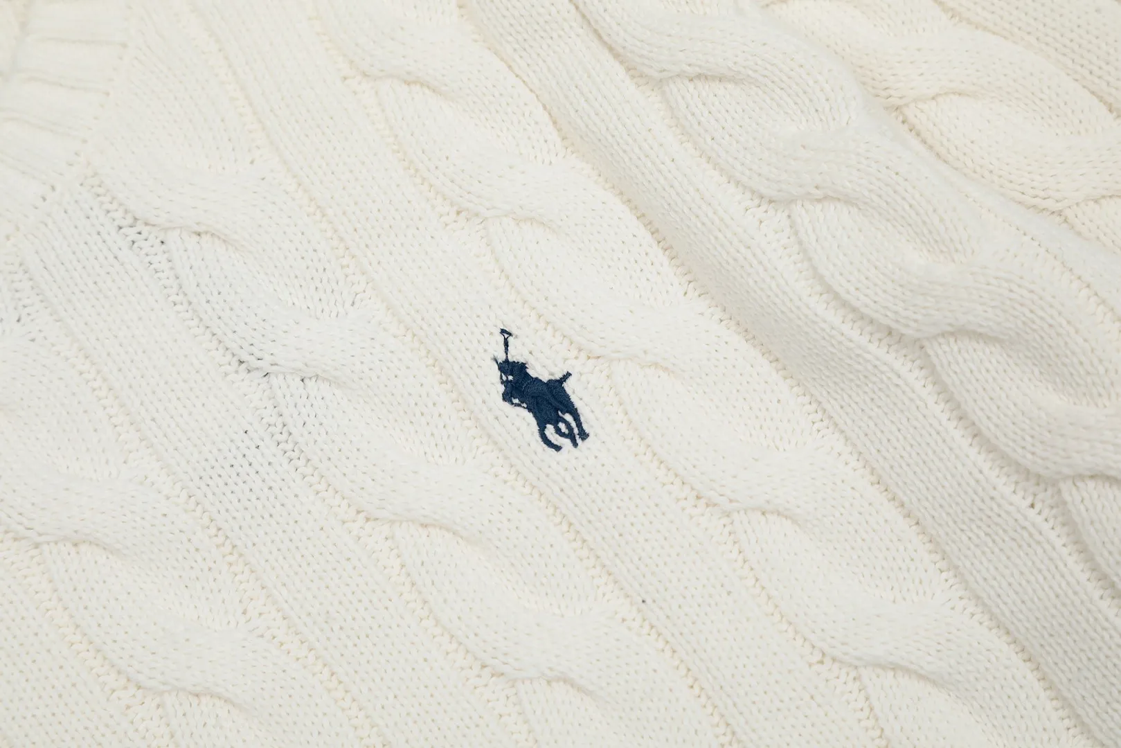 P220 Top quality" Style number: DS012# (not off the shelves all year round) [Ralph Lauren round neck solid color pony embroidered logo twist knitted sweater] ✅Ralph Lauren Ralph Lauren classic basic versatile unisex knitted pullover round neck sweater ✅Main supplier platform live broadcast Wholesale entity Replenish when out of stock Not off the shelf ✅ZP quality 1:1 version Scan the code to enter the GF website Counter quality ✅Detailed quality is the only one in Guangzhou Imported quality cotton yarn, focusing on high-end, cost-effective, good quality needless to say ✅The version is restored to the original order, the maximum size can be worn up to 190 pounds, loose, comfortable and stress-free ✅The upper body is simple and easy to match, ootd must-have style, good-looking clothes are never picky, a must-have in couples' wardrobes.